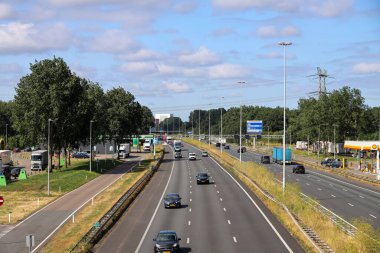 Nieuwerkerk aan den IJssel yakınlarında Hollanda 'da benzin istasyonları olan bir otoyol.