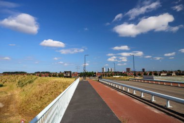 Rotterdam Nesselande ile Nieuwerkerk NL arasındaki A-20 karayolu üzerindeki köprü.