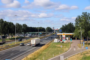 Karayolu boyunca Nieuwerkerk aan den IJssel Netherlands yakınlarında kabuk büyüklüğü alanı