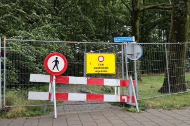 Hollanda 'daki Nieuwerkerk parkındaki hasta kül ağaçlarından kaynaklanan muhtemel sonbahar tehlikesi nedeniyle yol kapalı.