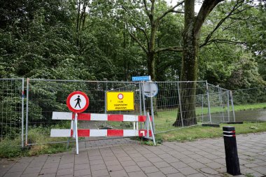 Hollanda 'daki Nieuwerkerk parkındaki hasta kül ağaçlarından kaynaklanan muhtemel sonbahar tehlikesi nedeniyle yol kapalı.