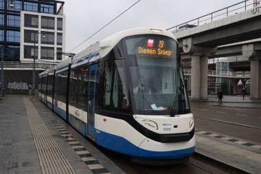 Urbos 15G yerel tramvaylar Hollanda 'da Amsterdam Sloterdijk caddesinde