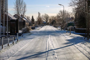 Hollanda 'daki NIeuwerkerk aan den IJssel sokaklarında kar ve buz