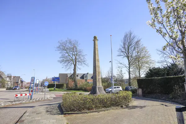 Nieuwerkerk aan den IJssel Hollanda 'daki 2. Dünya Savaşı kurbanlarının anısına iğne.