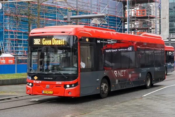 Kırmızı ve siyah R-Net bölge otobüsü Amsterdam Sloterdijk İstasyonu 'na park edildi.