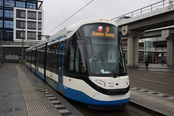 Urbos 15G yerel tramvaylar Hollanda 'da Amsterdam Sloterdijk caddesinde
