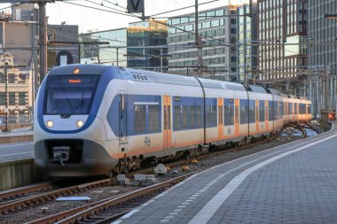 SLT yerel banliyö treni Hollanda 'daki Amsterdam Merkez İstasyonu' na varıyor.