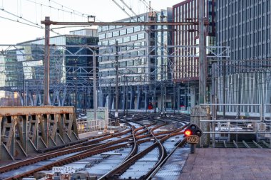 Hollanda 'daki Amsterdam Merkez İstasyonu' ndaki platformların sonundaki raylar ve işaretler
