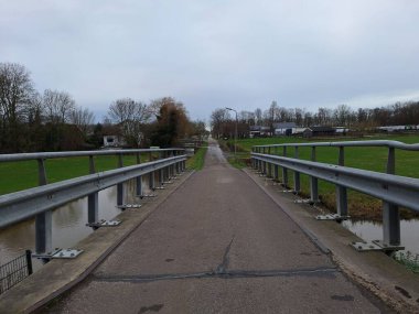 Hollanda 'daki Zuidplaspold' un arta kalan turba alanları arasındaki tren yolu.