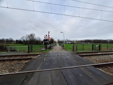 Hollanda 'daki Zuidplaspold' un arta kalan turba alanları arasındaki tren yolu.