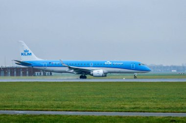 PH-EXF KLM Cityhopper Embraer ERJ-190STD uçağı Amsterdam Schiphol havaalanına varır varmaz Polderbaan 'a indi.