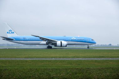 PH-BHO KLM Hollanda Kraliyet Havayolları Boeing 787-9 Dreamliner uçağı Amsterdam Schiphol Havaalanı 'na varır varmaz Polderbaan' a indi.