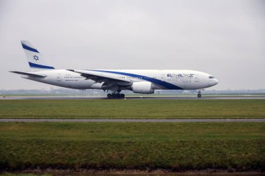 4X-ECE El Al İsrail Havayolları Boeing 777 uçağı Amsterdam Schiphol havaalanına varır varmaz Polderbaan 'a indi.