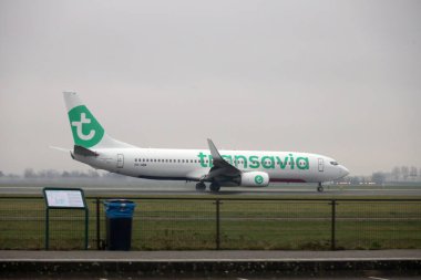 PH-HBM Transavia Boeing 737-82R uçağı Amsterdam Schiphol havaalanına varır varmaz Polderbaan 'a indi.