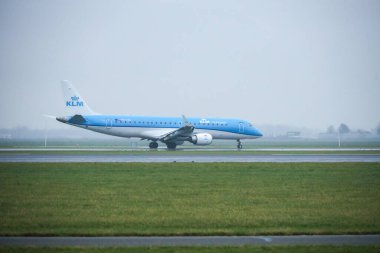 PH-EXE KLM Cityhopper Embraer ERJ-190STD uçağı Amsterdam Schiphol havaalanına varır varmaz Polderbaan 'a indi.