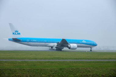 PH-BVU KLM ROYAL DUTCH HAVA 777-300ER hava aracı Amsterdam Schiphol Havaalanı Hollanda 'ya varır varmaz Polderbaan' a indi.