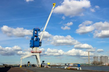 Rotterdam Hollanda Limanı Heijplaat limanında vinçler.