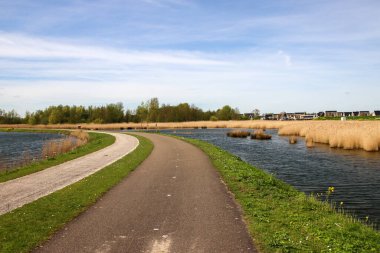 Zevenhuizerplas inşaat için kum çıkarmadan yaratıldı ve Zevenhuizen ile Rotterdam arasında bir doğa rezervi haline geldi.