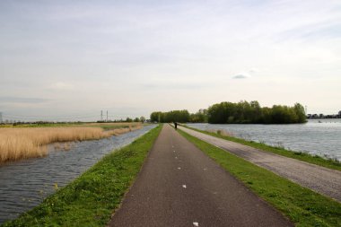 Zevenhuizerplas inşaat için kum çıkarmadan yaratıldı ve Zevenhuizen ile Rotterdam arasında bir doğa rezervi haline geldi.