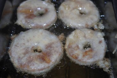 Elma turtası yeni yıl yemeği olarak Hollanda 'da geleneksel olarak Appelflap adı verilir.