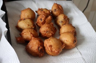 Yeni yıl arifesinde Hollanda 'da kızartılmış çörek topları (Oliebollen) yenir.