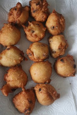 Yeni yıl arifesinde Hollanda 'da kızartılmış çörek topları (Oliebollen) yenir.