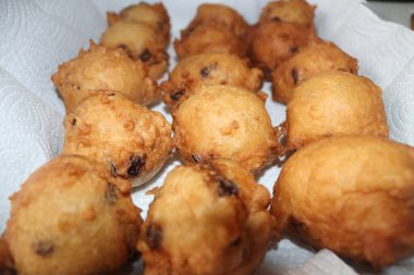 Yeni yıl arifesinde Hollanda 'da kızartılmış çörek topları (Oliebollen) yenir.