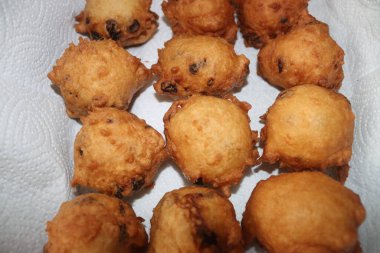 Yeni yıl arifesinde Hollanda 'da kızartılmış çörek topları (Oliebollen) yenir.