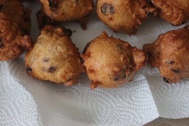 Yeni yıl arifesinde Hollanda 'da kızartılmış çörek topları (Oliebollen) yenir.