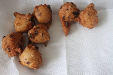 Yeni yıl arifesinde Hollanda 'da kızartılmış çörek topları (Oliebollen) yenir.