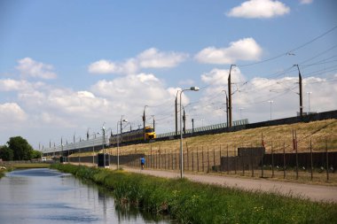 Şehirlerarası doğrudan tren (ICNG), Rijkswaterstaat 'ın inşaat arızası nedeniyle hızın azaltıldığı yüksek hızlı viyadük hattında.
