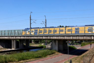 Hollanda 'daki Rijkswaterstaat' ın inşaat hatası nedeniyle hızın azaltıldığı yüksek hızlı viyadük hattındaki Eurocity doğrudan treni