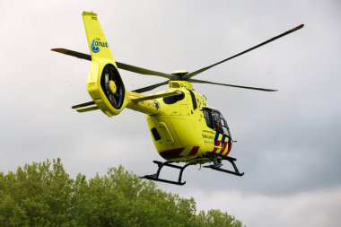 Travma helikopteri Hollanda 'daki tren yolu yakınlarında meydana gelen kazadan sonra havalandı.