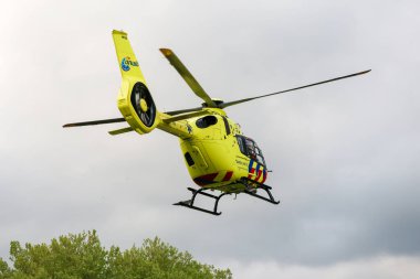 Travma helikopteri Hollanda 'daki tren yolu yakınlarında meydana gelen kazadan sonra havalandı.
