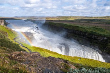 Gökkuşaklı etkileyici şelale Gulfoss.