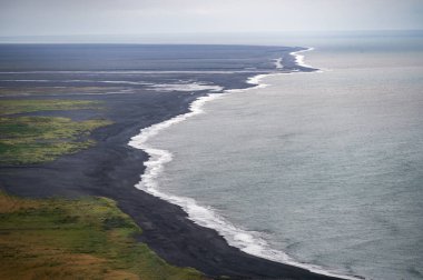 İzlanda 'da Vik yakınlarındaki sahil ve siyah plaj.