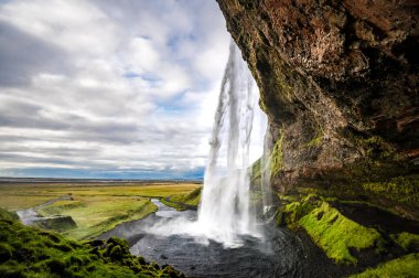 İzlanda 'nın güneyindeki ünlü şelale Seljalandsfoss.