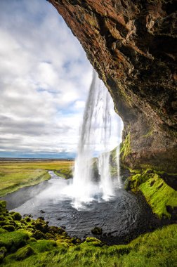 İzlanda 'nın güneyindeki ünlü şelale Seljalandsfoss.