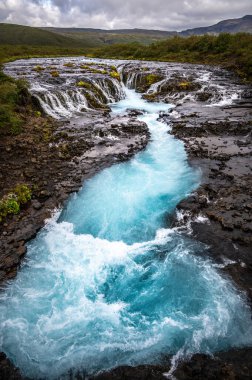 Bruarfoss Şelalesi bulutlu bir günde İzlanda 'da