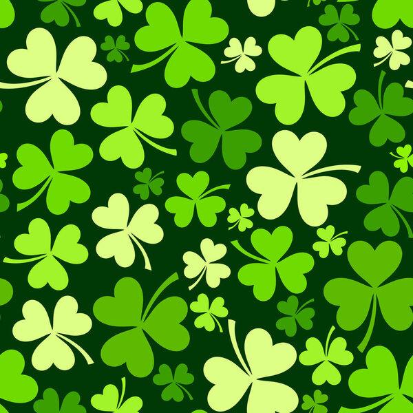 День Святого Патрика без печати узор с зеленым шампунем (клевер) на зеленом фоне. Векторная бесшовная печать