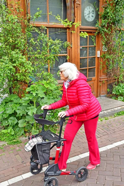 Amsterdam Mei 2022 Oude Vrouw Met Een Wandelframe Het Toeristische — Stockfoto