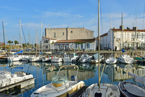 サンマルタン フランス 2022年10月25日 港の絵のような村とボート — ストック写真