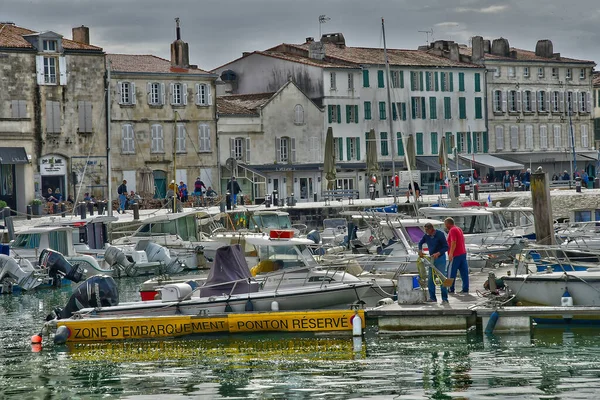 サンマルタン フランス 2022年10月25日 港の絵のような村とボート — ストック写真