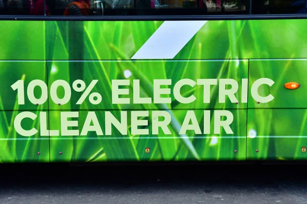Belfast Kuzey Rlanda Eylül 2022 Resimli Şehirde Elektrikli Otobüs — Stok fotoğraf