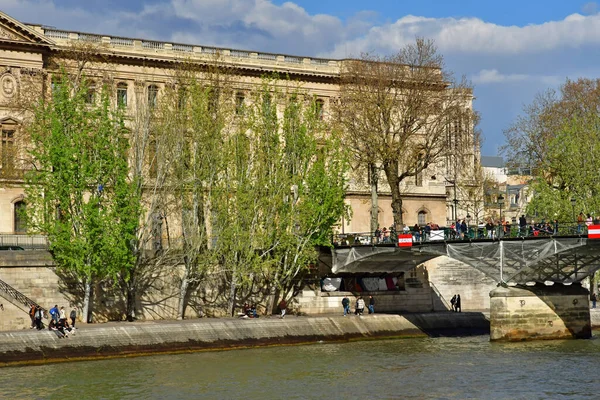 Paris Fransa Nisan 2023 Louvre Sarayı Seine Deki Bir Turistik — Stok fotoğraf