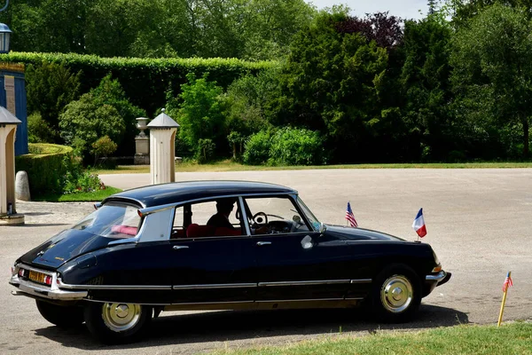 Rambouillet Γαλλία Ιουνίου 2023 Παλιό Αυτοκίνητο Μπροστά Από Ιστορικό Κάστρο — Φωτογραφία Αρχείου