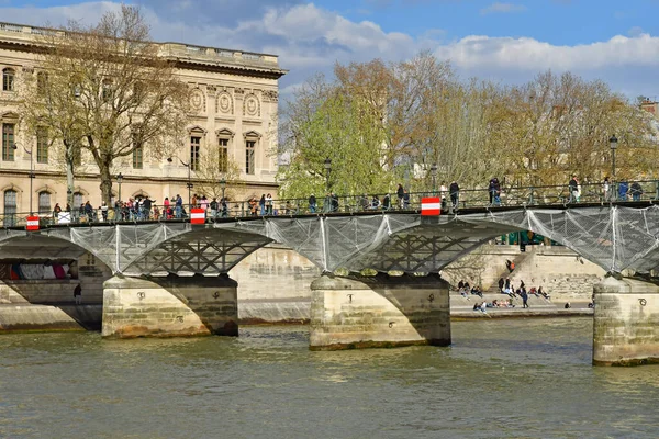 フランス 2023年4月27日 セーヌ川の観光船の川から見たルーブル宮殿 — ストック写真