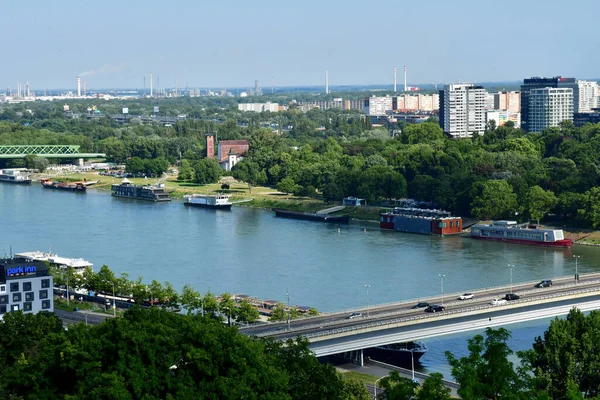 布拉迪斯拉发 斯洛伐克 2023年6月25日 从城堡俯瞰多瑙河 — 图库照片