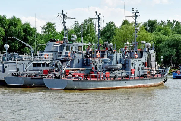 Tulcea Romania Heinäkuu 2023 Sotilasvene Viehättävällä Joenrannalla — kuvapankkivalokuva