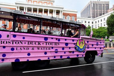 Boston, USA - septembre 9 2023 : touristy bus in the capitol district clipart